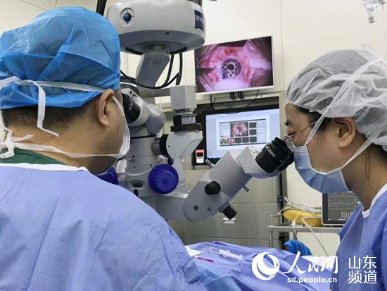 我国自主研发的首例领扣型人工角膜临床试验手术在济南成功实施