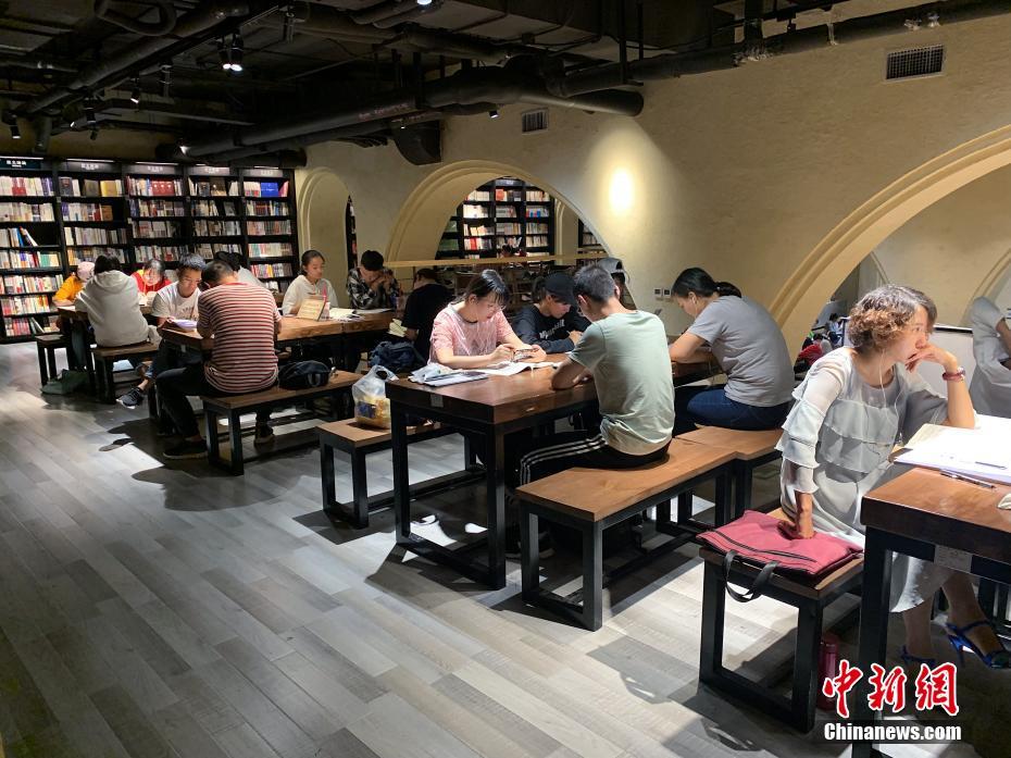 临近开学 西宁书店人气旺