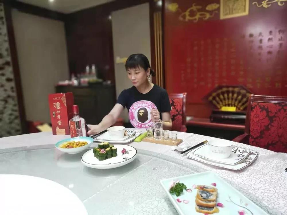 “群贤毕至，少长咸集”，主持人张帆带您品尝夫子美食