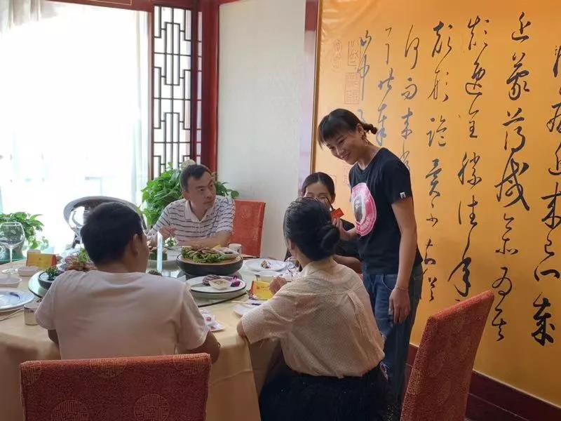 “群贤毕至，少长咸集”，主持人张帆带您品尝夫子美食