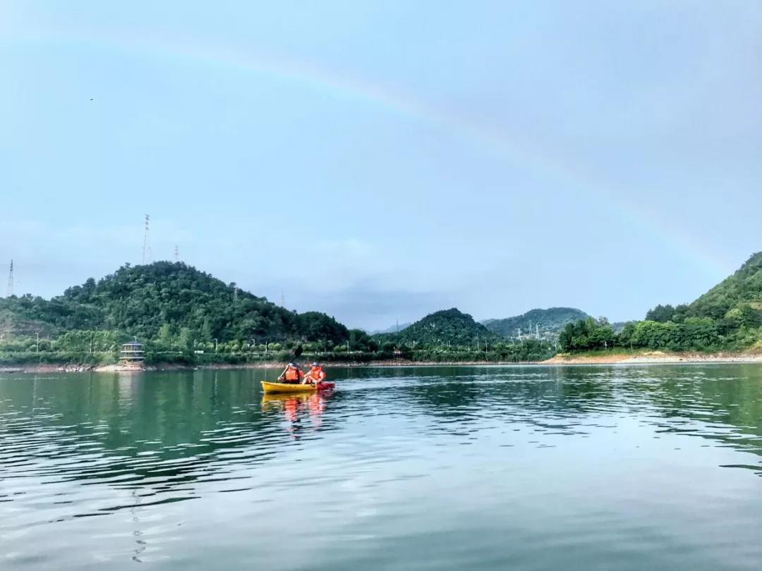 教师凭证尽情嗨，嘉华旅游定制多款“感念师恩”金秋游