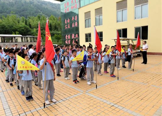 山东师大附小大学城校区徒步课程走进山东省青少年中心