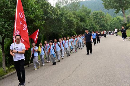 山东师大附小大学城校区徒步课程走进山东省青少年中心