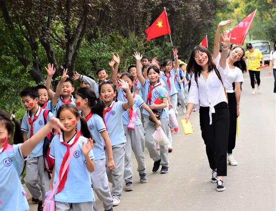 山东师大附小大学城校区徒步课程走进山东省青少年中心