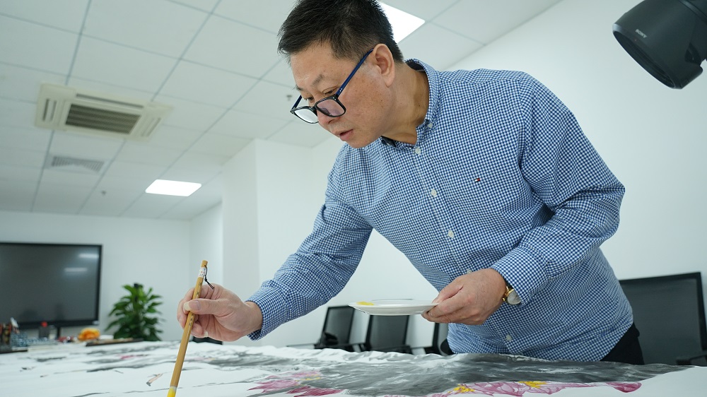 泼墨洇秋香满堂||中国瓷画名家金大翁先生做客大道云间传媒集团并现场泼墨挥毫