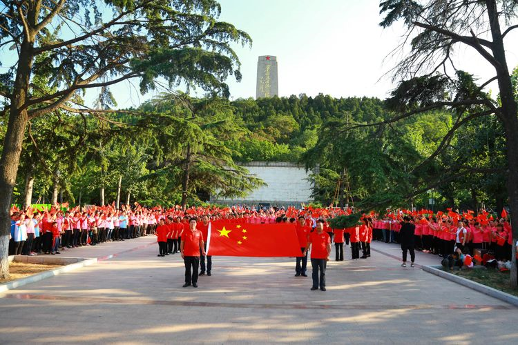 庆祝新中国70华诞   千名阳光大姐齐声唱响《我和我的祖国》