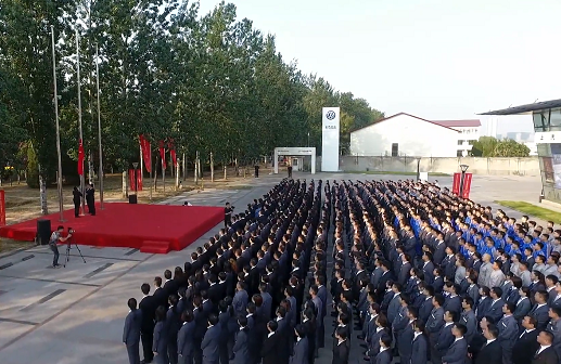银座汽车举行庆祝新中国成立70周年升旗仪式