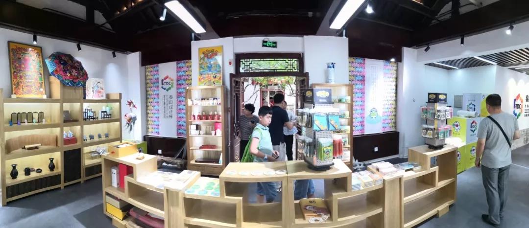 泰山设计杯团队新推多款文创产品，为来济游客送上一份独特的旅游感受