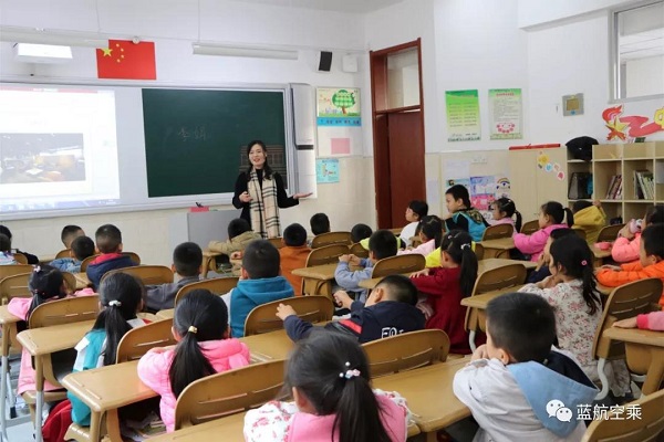 “彬彬有礼”从娃娃抓起|蓝航空乘礼仪公益课走进解放路小学