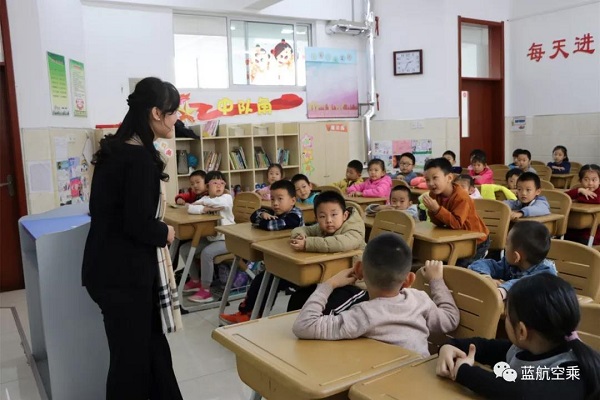 “彬彬有礼”从娃娃抓起|蓝航空乘礼仪公益课走进解放路小学