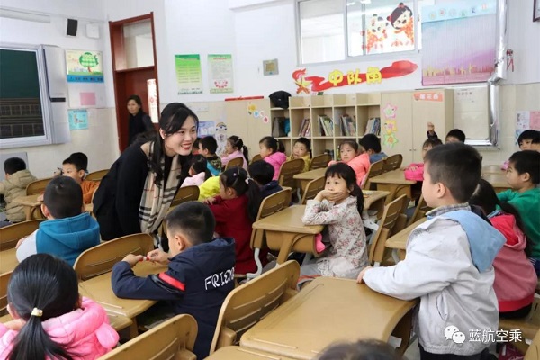 “彬彬有礼”从娃娃抓起|蓝航空乘礼仪公益课走进解放路小学