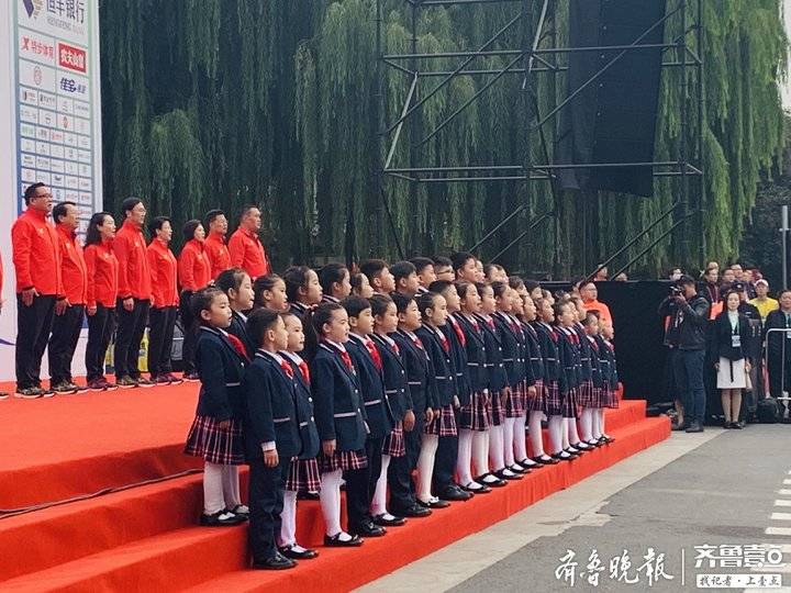 童声助力（济南）马拉松！济南东方双语学校童声合唱团于起点处带领万人合唱国歌