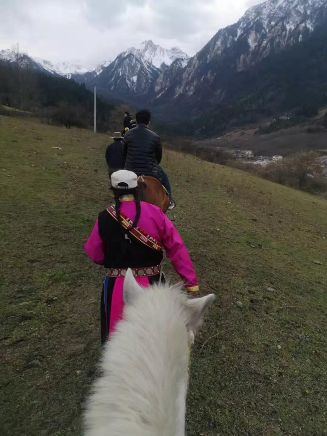 度假九寨鲁能胜地，领略藏家古寨风情