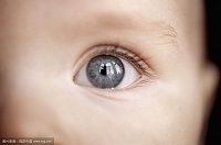晚上睡觉别开夜灯！婴儿两岁前是眼睛发育关键期，这些习惯影响视力发育