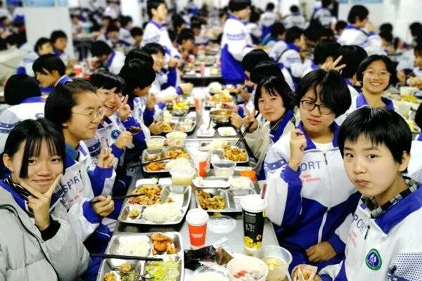 济南中学举办餐厅文化美食节，丰富师生校园生活