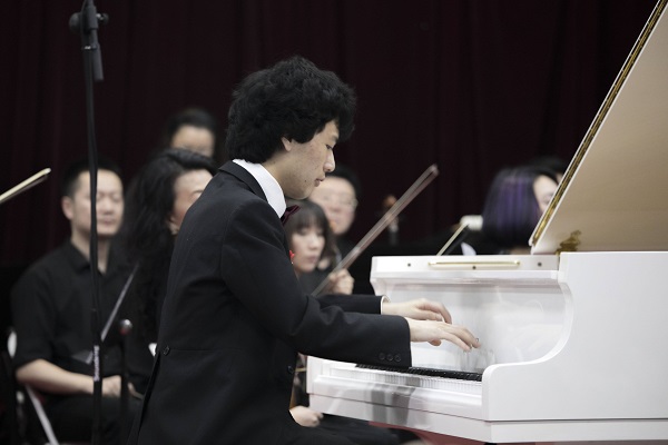 华裔钢琴家杨远帆:用音乐演绎心中的中国故事