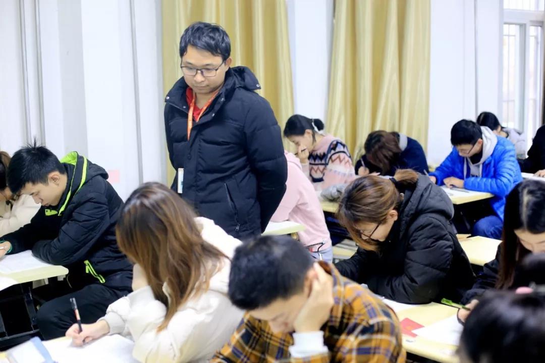 智博教育|万人专升本模拟开考，特别设立“学霸奖学金”！