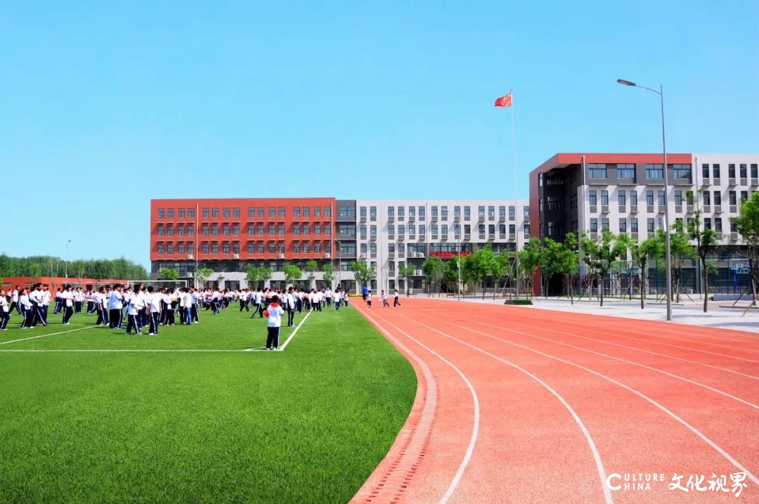 万象新天学校的老朋友，著名作家迟子建当选黑龙江省政协副主席