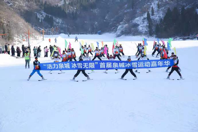 “首届泉城冰雪运动嘉年华”在济南金象山滑雪场开幕，为泉城百姓送上切实冰雪福利