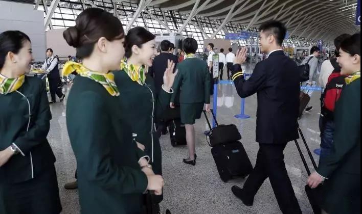 蓝航空乘|盘点国内各大航空公司制服，你心动了吗？