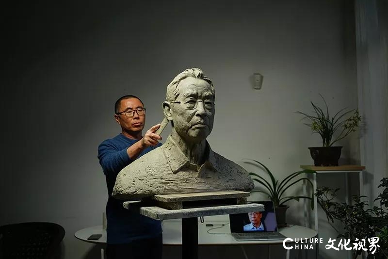 山工艺商长虹教授塑《钟南山像》，深刻阐释“生命重于泰山”主题