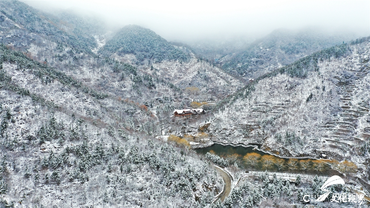 济南九如山半山春雪半山花，银装素裹美如画