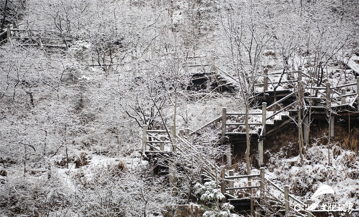 济南九如山半山春雪半山花，银装素裹美如画