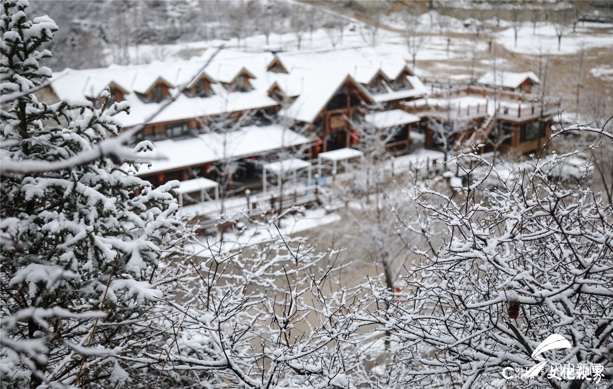 济南九如山半山春雪半山花，银装素裹美如画