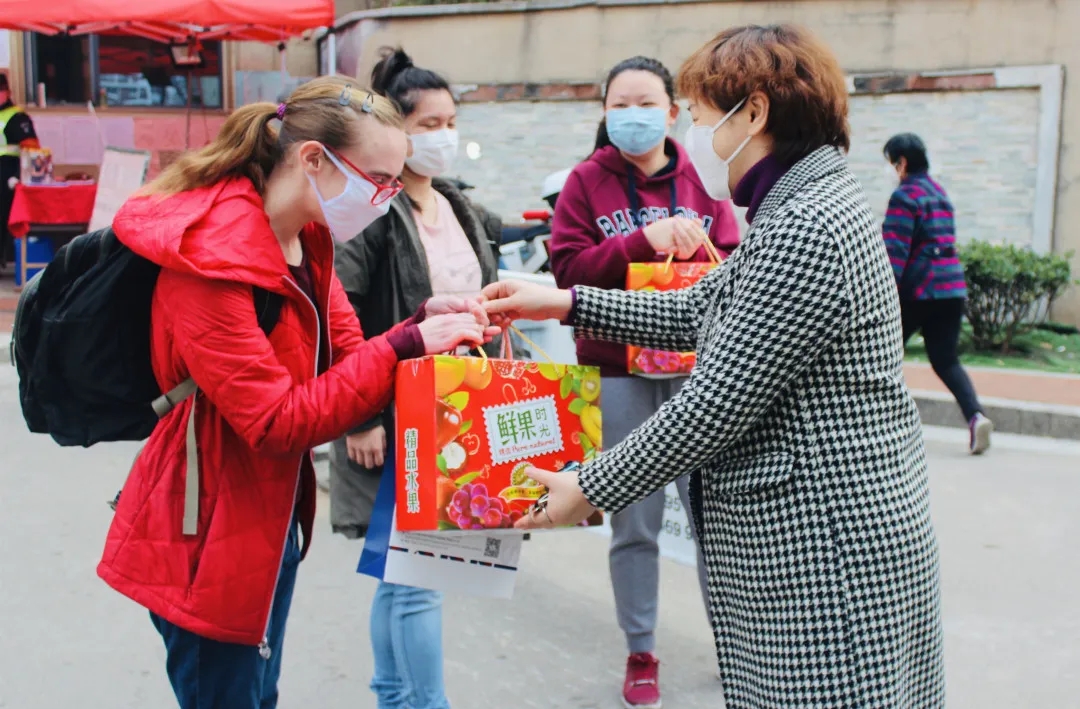 济南托马斯学校领导走访关心留济外教，将组织各学段线上访校及说明会