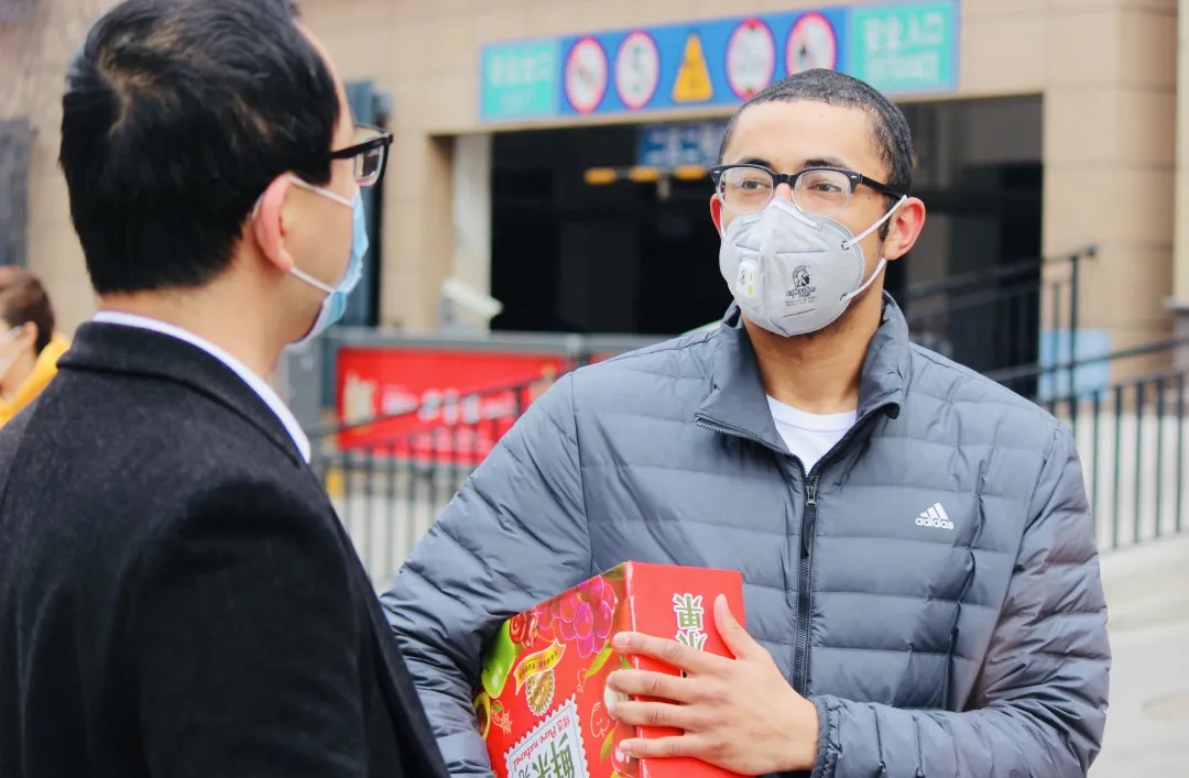 济南托马斯学校领导走访关心留济外教，将组织各学段线上访校及说明会