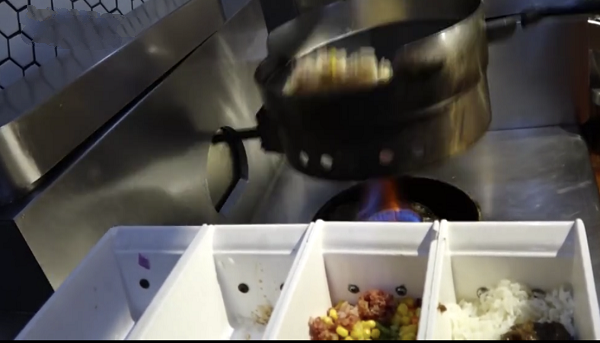 凯瑞炒菜机器人——用明火烹饪菜肴，使菜品“锅气”十足