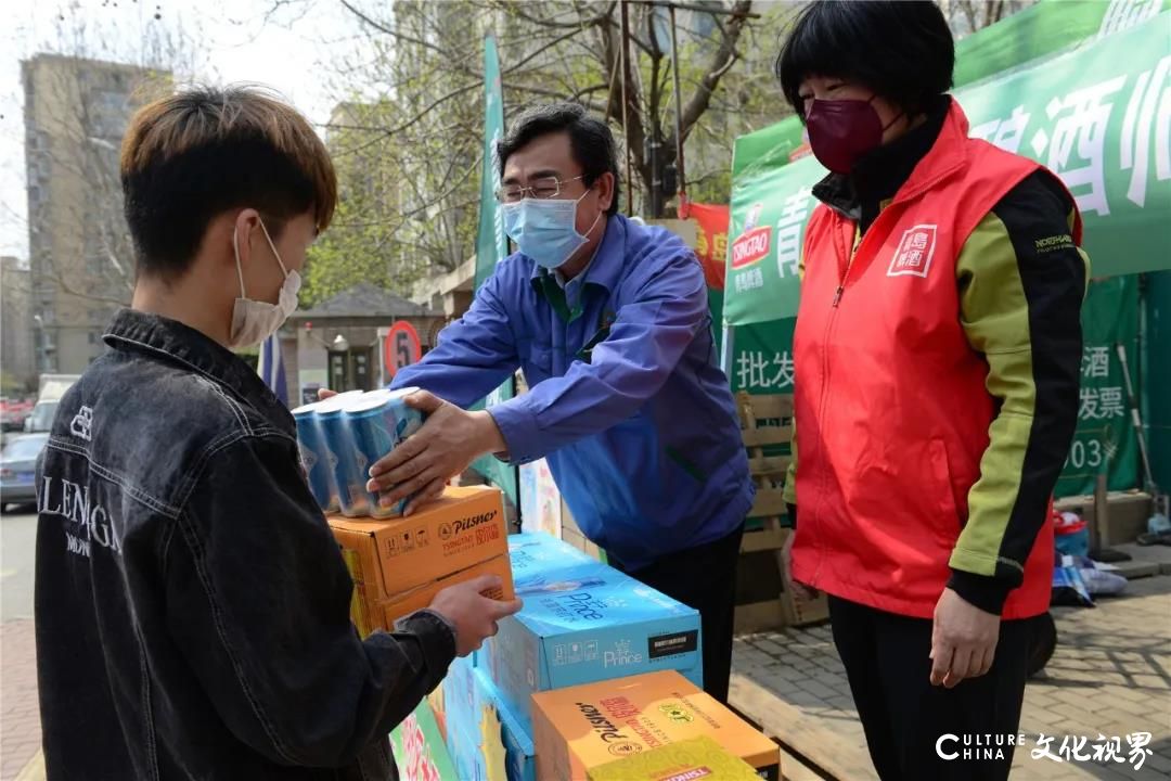 青岛啤酒酿酒师带酒进社区，为你讲解啤酒品鉴知识，与酿酒师同框拍照还有好礼相送