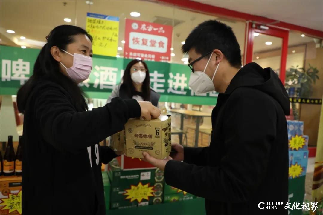 青岛啤酒酿酒师带酒进社区，为你讲解啤酒品鉴知识，与酿酒师同框拍照还有好礼相送