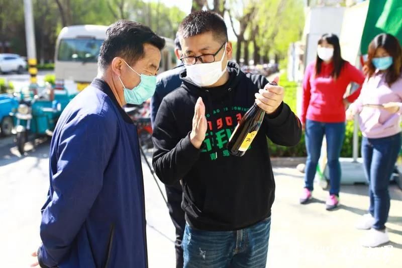 青岛啤酒酿酒师带酒进社区，为你讲解啤酒品鉴知识，与酿酒师同框拍照还有好礼相送