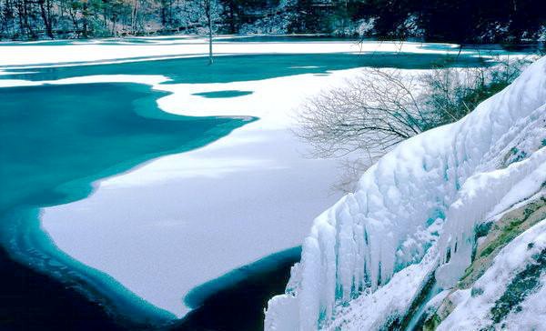 湖水与雪景交相辉映，九寨鲁能希尔顿度假酒店邀你来邂逅一场春日“冰雪奇缘”