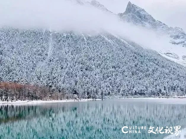 湖水与雪景交相辉映，九寨鲁能希尔顿度假酒店邀你来邂逅一场春日“冰雪奇缘”