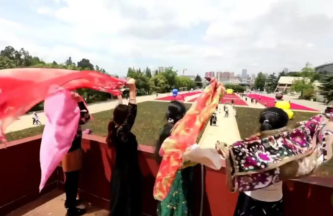 嘉华旅游|“五一”6位中国大妈带50条丝巾拍照    “要把春天补回来”的行动冲上热搜