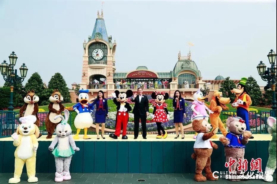上海迪士尼乐园成为全球首个重新开放的迪士尼乐园，你想和谁去玩？