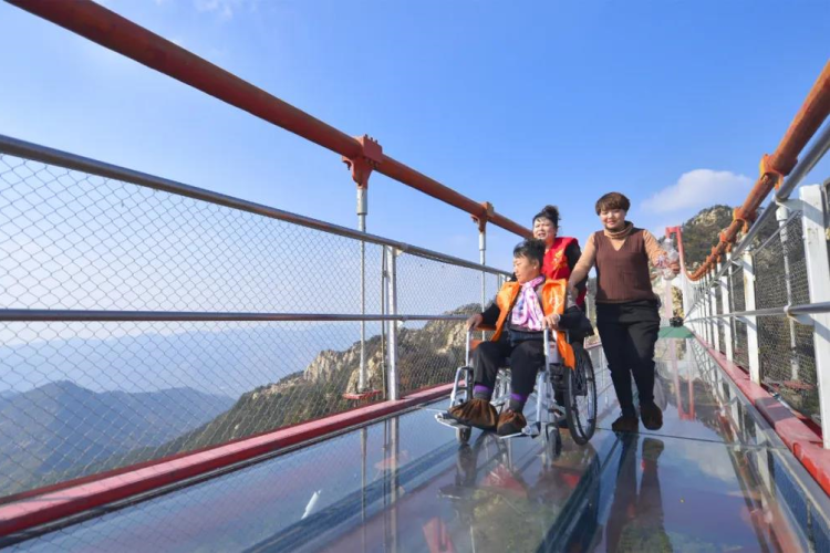 天蒙景区|第30个全国助残日，来国内首条山地无障碍通道 让残疾人登顶山峰不再是梦