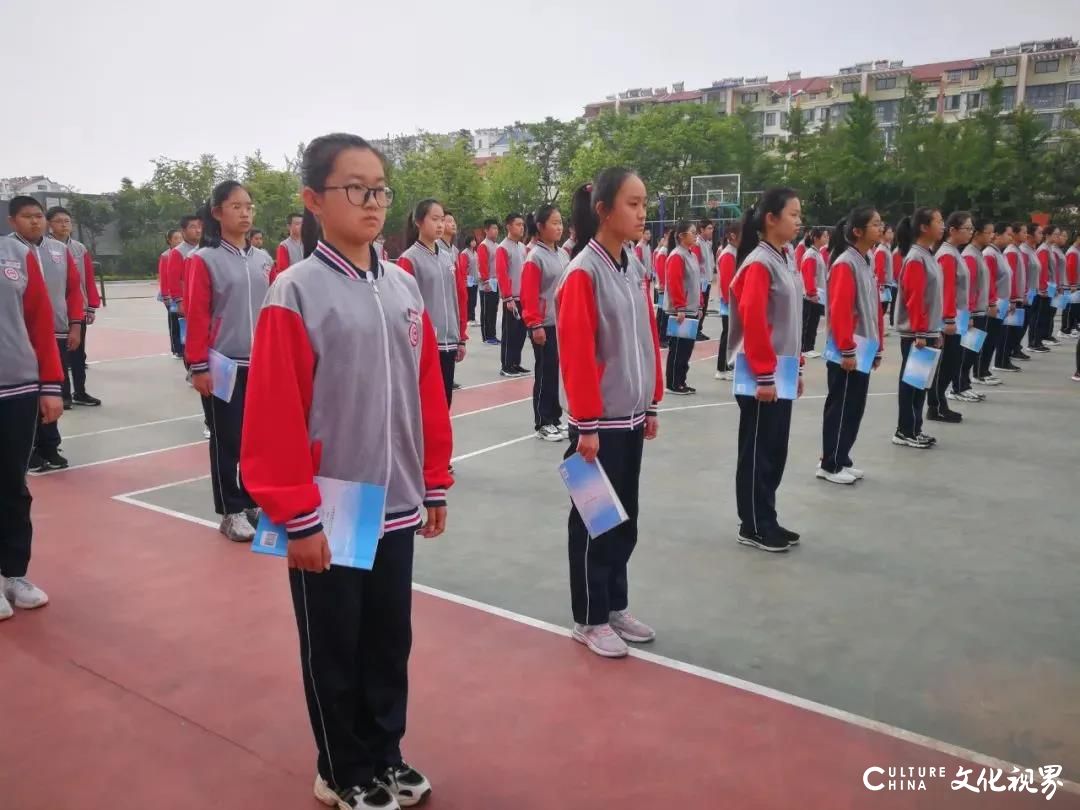 经历127天分离   再次隆重升旗——莱西市济南路中学让国旗见证新学期  新起点  新征程