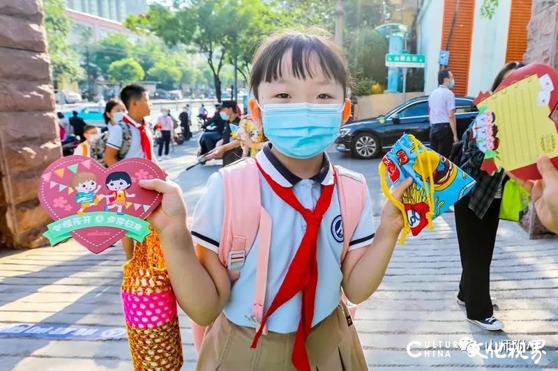 “疫”过有晴天  生命共成长——山师附小举行复学复课开学典礼   各班开讲第一课