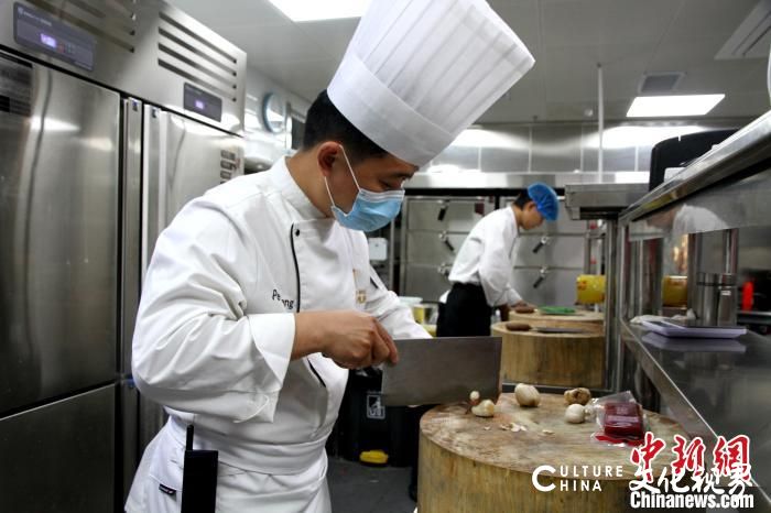 瑞士“90后”小伙开起鲁菜馆 力促中国饮食文化走出去
