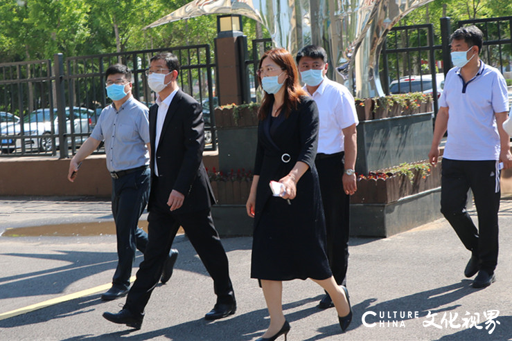 青岛莱西市领导“六一”走访学校，为少年儿童送去关爱和祝福，向教育工作者致以诚挚慰问