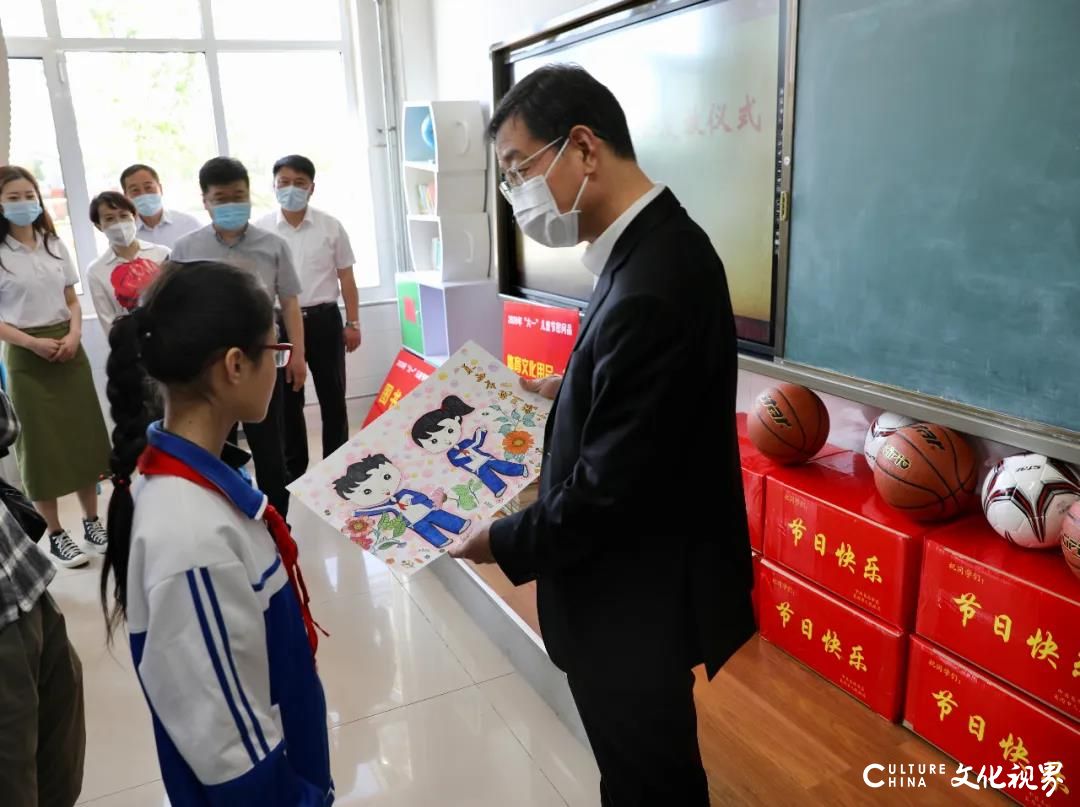 青岛莱西市领导“六一”走访学校，为少年儿童送去关爱和祝福，向教育工作者致以诚挚慰问