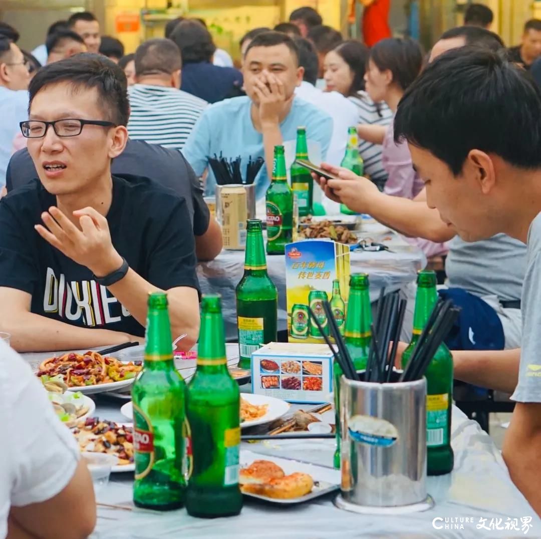 酒拾人间烟火味，小聚更抚凡人心 又到了“撸串”的季节，你的青岛啤酒准备好了吗？