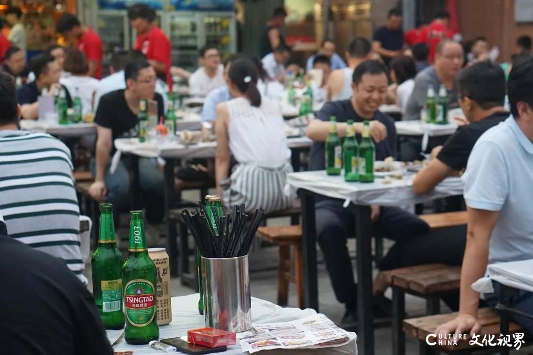 酒拾人间烟火味，小聚更抚凡人心 又到了“撸串”的季节，你的青岛啤酒准备好了吗？