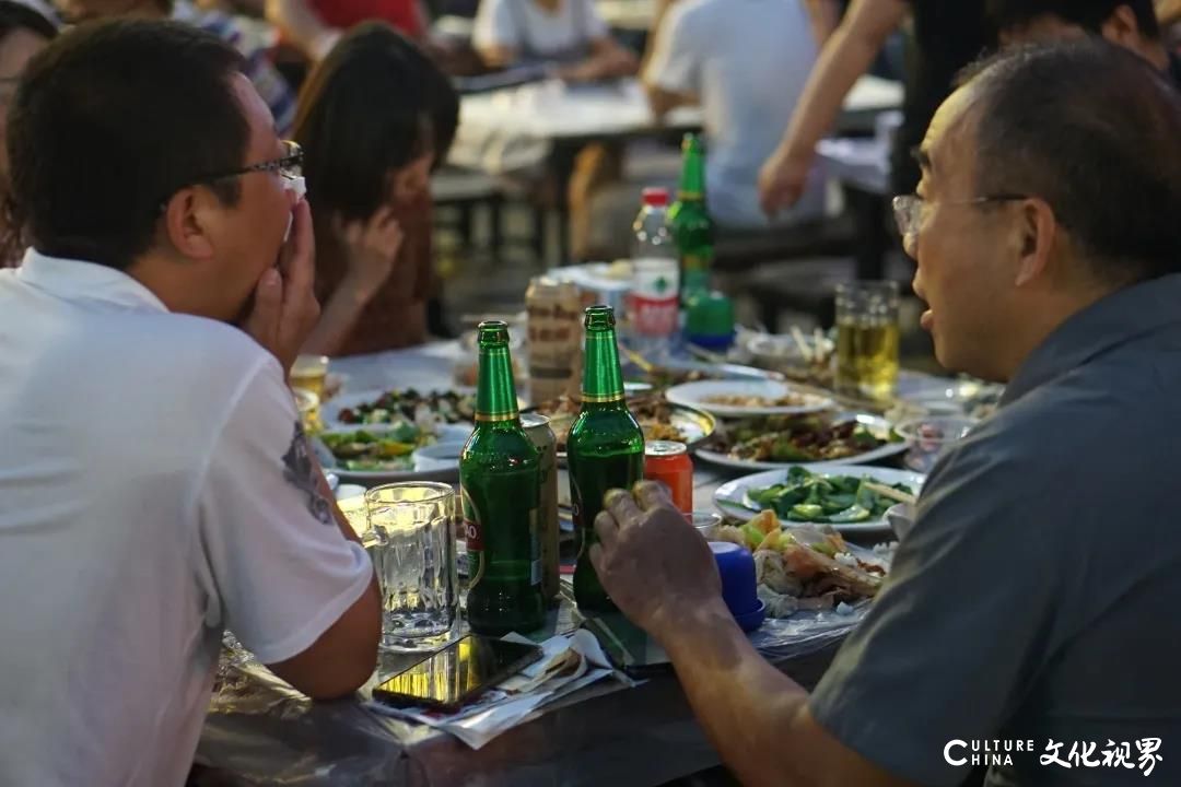 酒拾人间烟火味，小聚更抚凡人心 又到了“撸串”的季节，你的青岛啤酒准备好了吗？