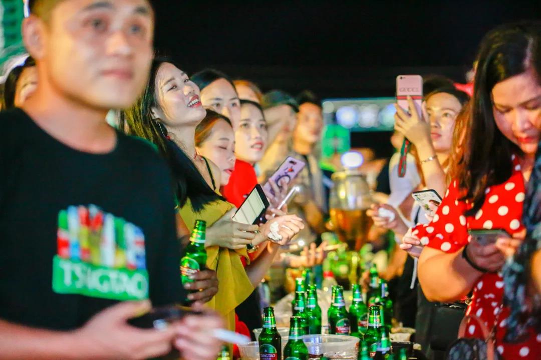 酒拾人间烟火味，小聚更抚凡人心 又到了“撸串”的季节，你的青岛啤酒准备好了吗？