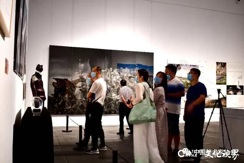 “第十三届全国美术作品展览进京作品、第三届中国美术奖作品（湖南）巡展”在湖南美术馆开幕，作品涵盖了中国画、油画、版画、雕塑等类型