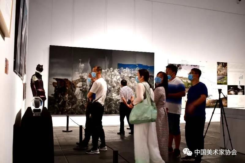 “第十三届全国美术作品展览进京作品、第三届中国美术奖作品（湖南）巡展”在湖南美术馆开幕，作品涵盖了中国画、油画、版画、雕塑等类型